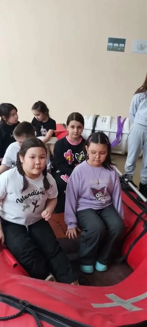 А САМЫМ МАЛЕНЬКИМ ВСЁ ТОЖЕ ИНТЕРЕСНО.  Ученикам начальной школы ещё расти и расти до возраста выпуск
