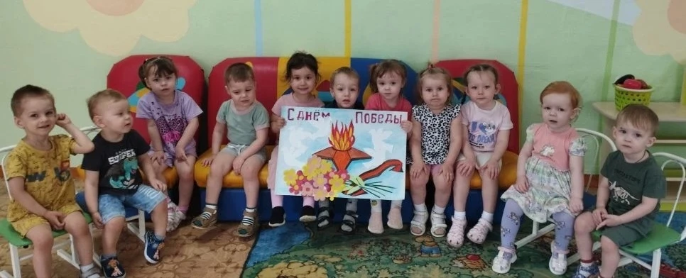 Ко Дню Победы дети 1 младшей группы выполнили вместе с воспитателем коллективную композ...
