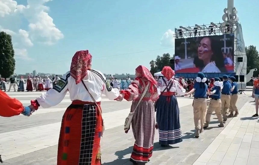 НАШИ В ГОРОДЕ                                                          В День России центром торжест