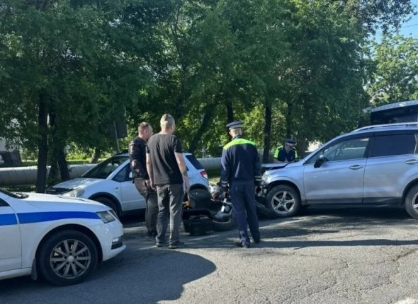 🤯В Артеме на Кирова сегодня утром женщина сбила двух людей на мотоцикле