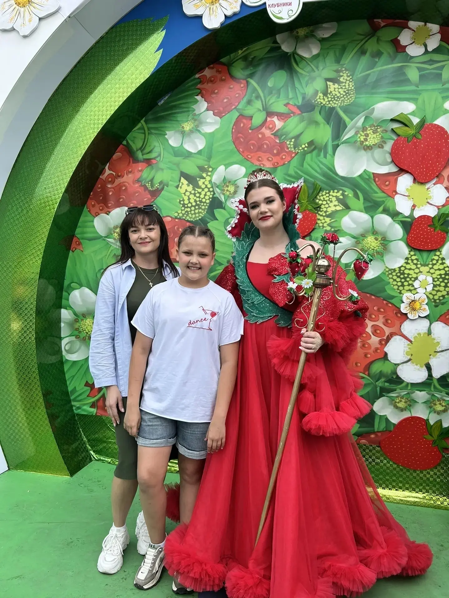 🍓 Клубничное настроение: семья старшей медсестры БГКБ приняла участие в открытии балаковского фести