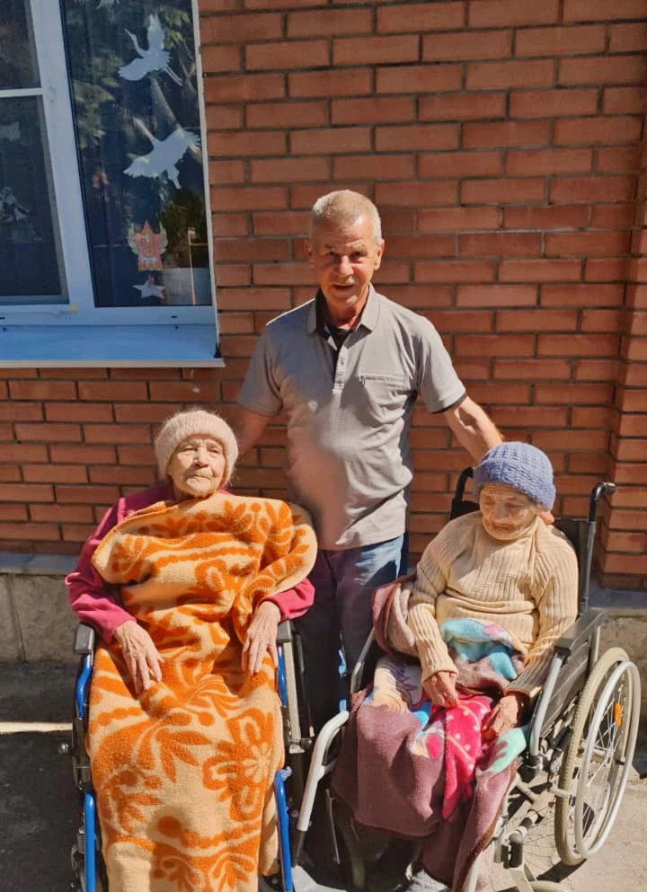🧑‍🦼Сегодня наши сотрудники устроили небольшую прогулку для маломобильных бабушек.