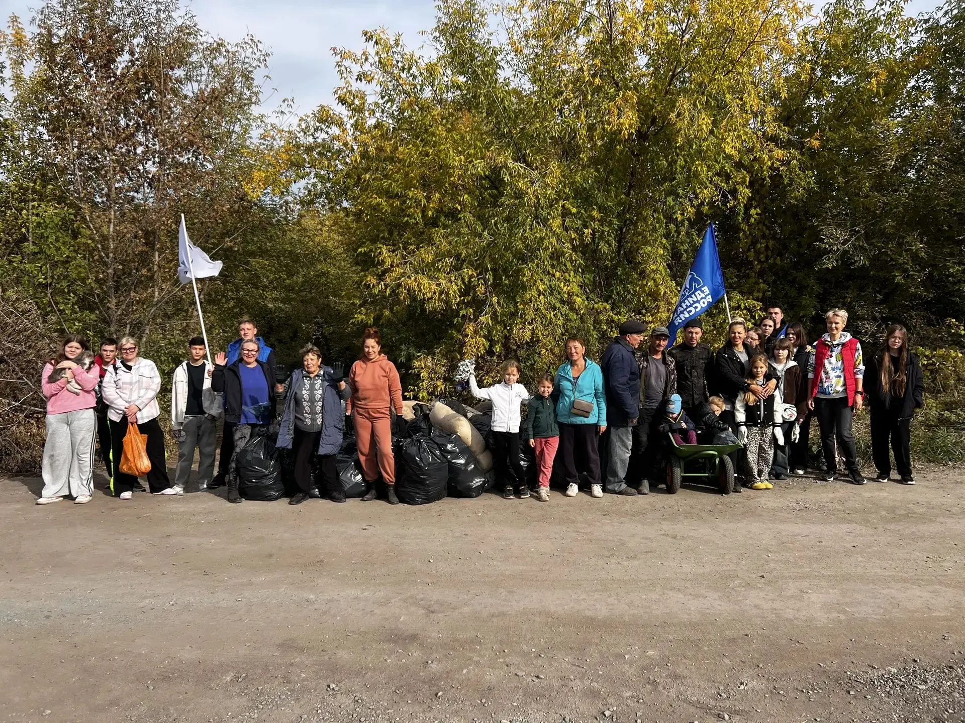 ♻ На микрорайоне Гэсстроевский прошёл субботник. Привели в порядок территорию вдоль дор...