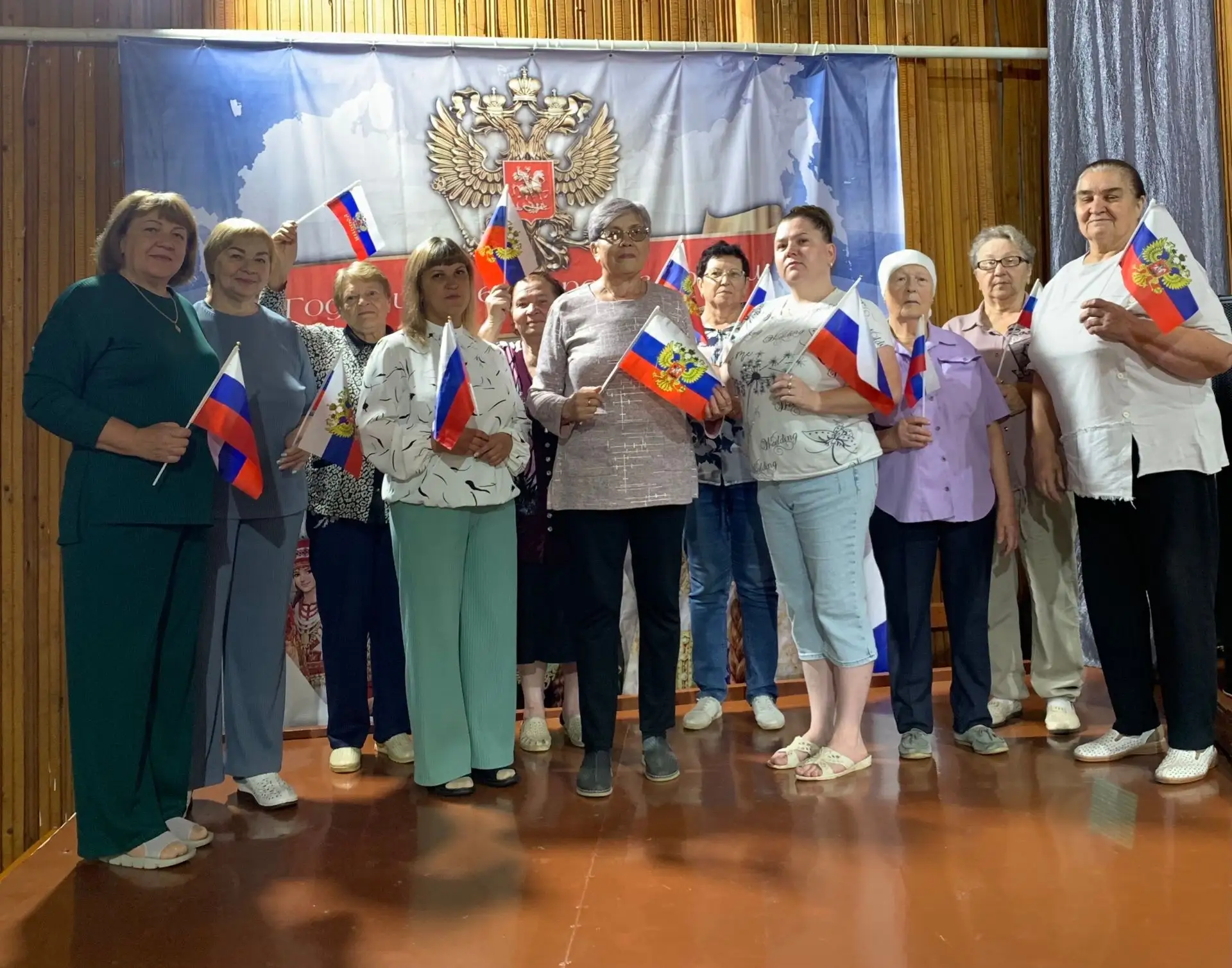 🇷🇺 День флага в Манзе: связь поколений через главный символ страны