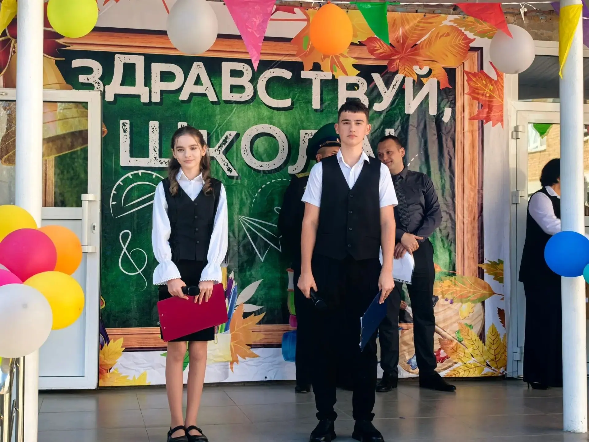 Утро сегодняшнего осеннего дня выдалось солнечным и по-осеннему свежим. Школьный двор у...