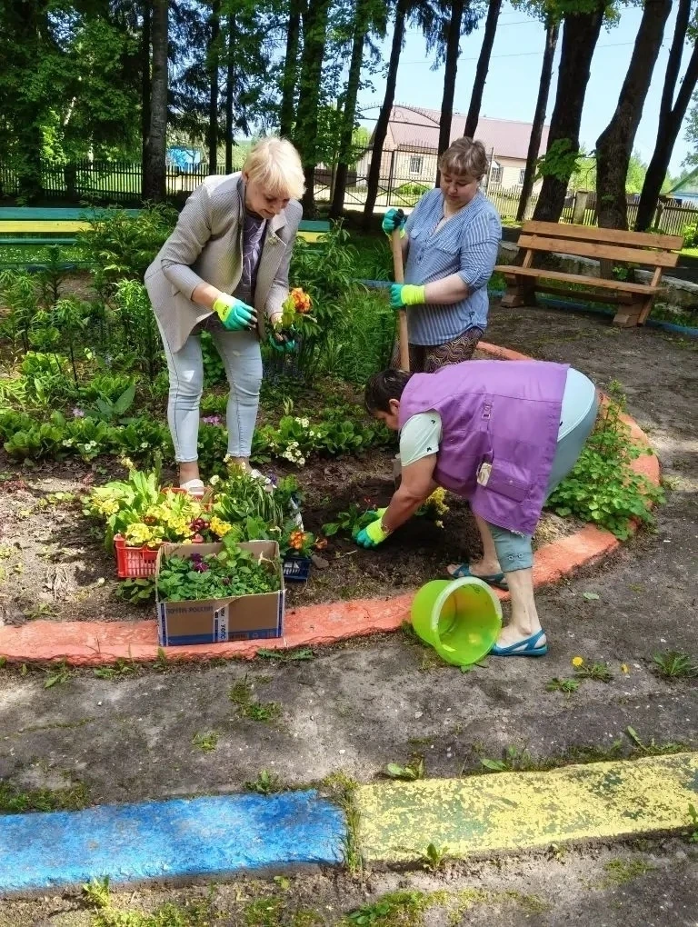 ✨Красота и комфорт для проживающих  🤝Секретарь Демидовского отделения Партии «Единая Россия» Алексан
