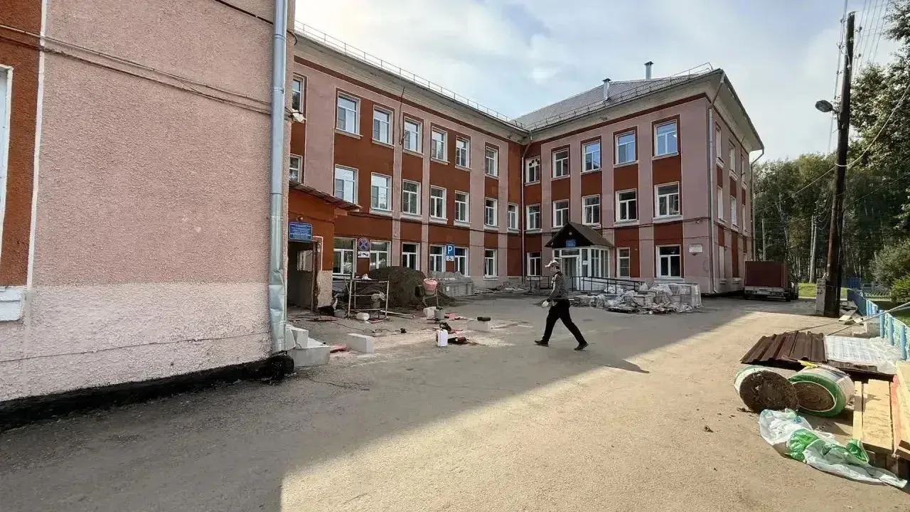 Более 43 млн рублей на обновление: в Троицком районе ремонтируют районную поликлинику