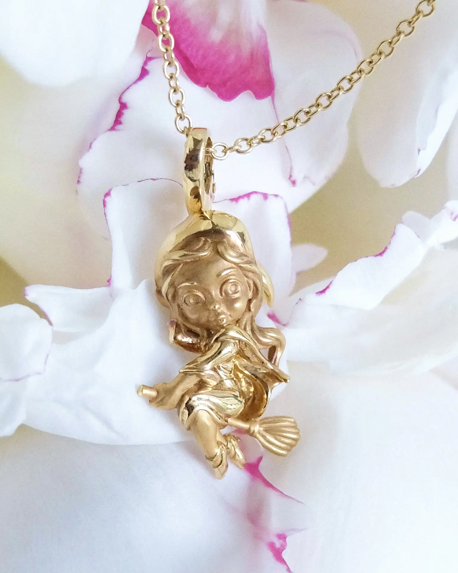 Подвеска Magerit
Little Witch 😍

Характеристики:
✨ Металл: Желтое золото, 750 проба
✨ Вес: 9,79 г
✨