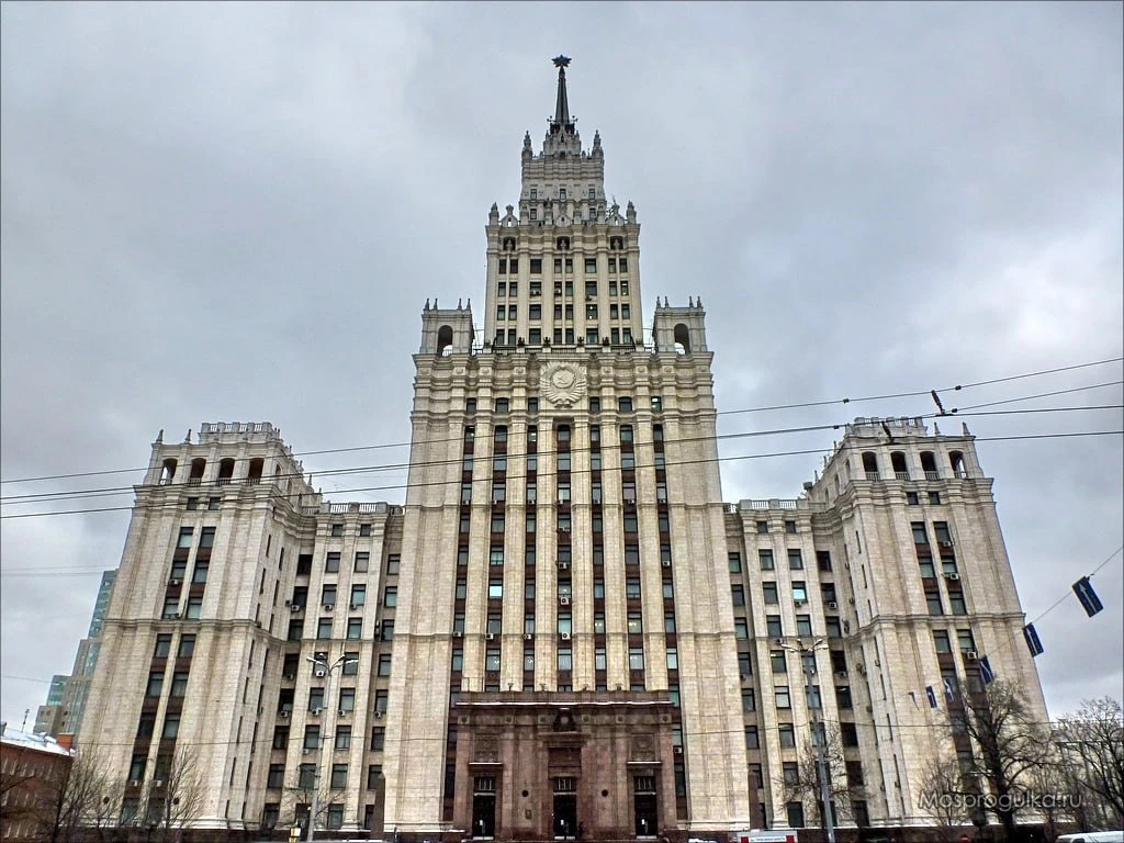 Около 150 человек эвакуировали из-за пожара в сталинской высотке РЖД в Москве