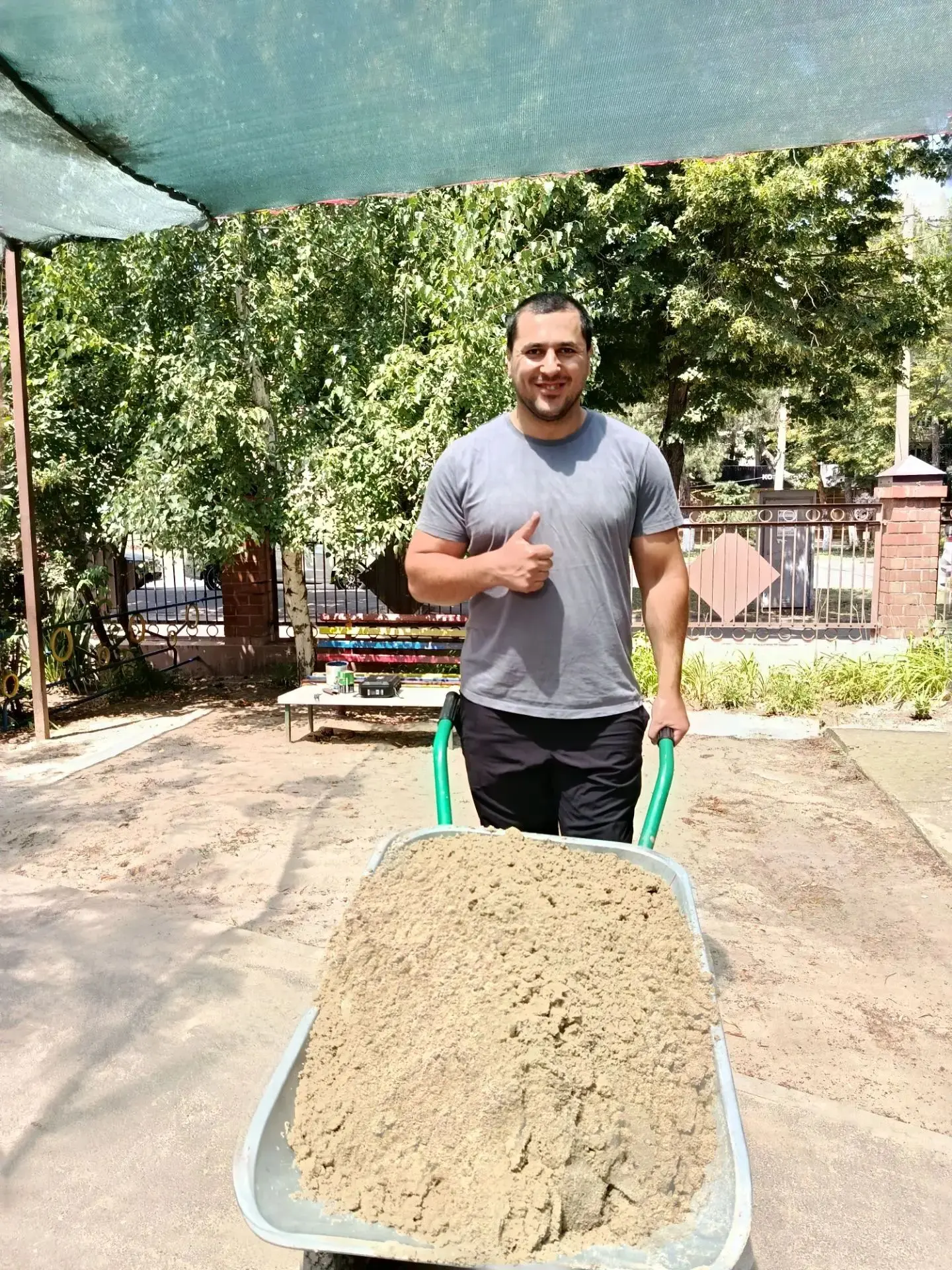 УТРО НАЧИНАЕТСЯ С ХОРОШИХ НОВОСТЕЙ 💯 
Родители вместе с воспитателем  младшей группы "Ромашка" МАДО
