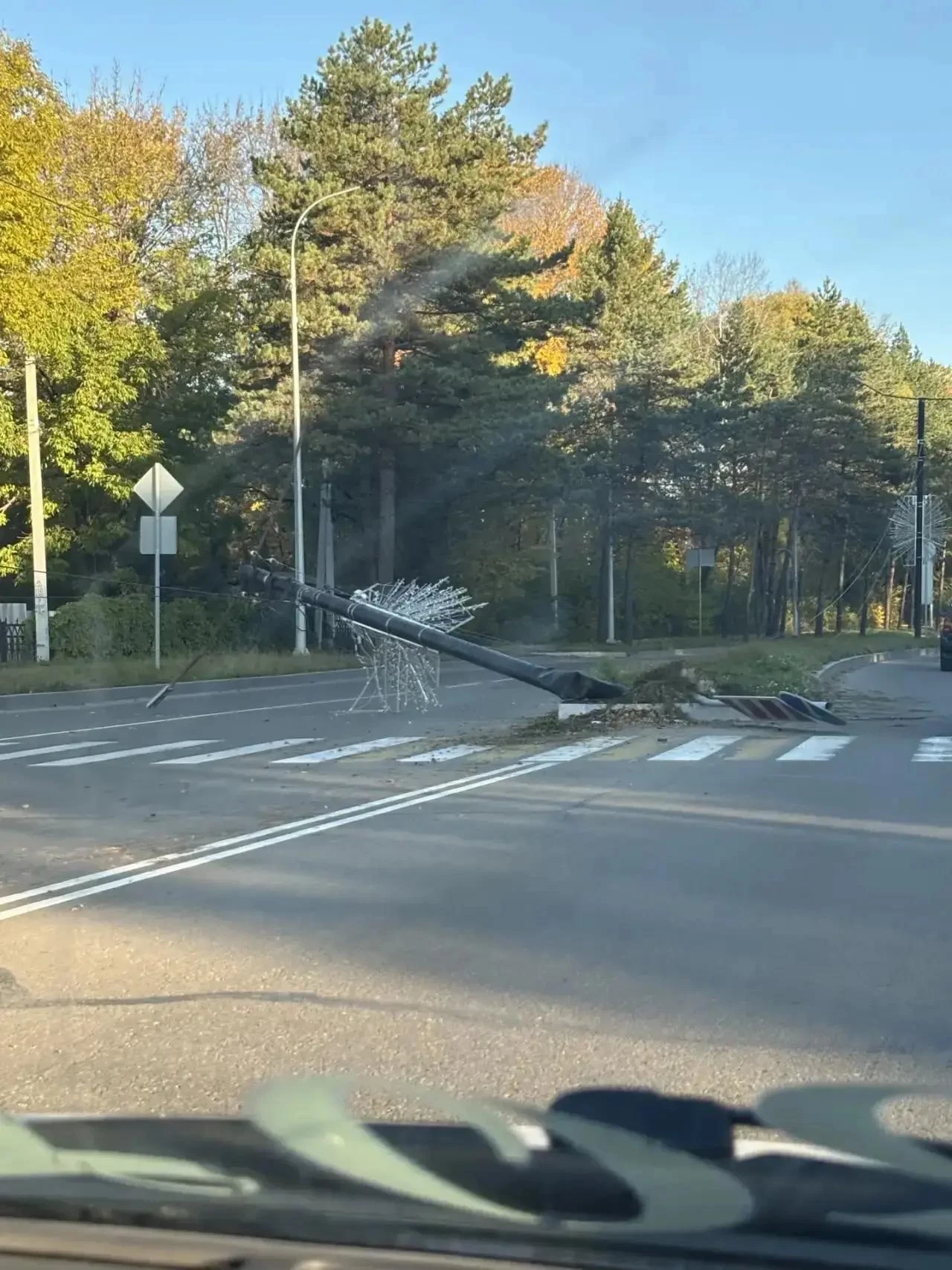 🤯 Столб рухнул на автомобиль в ночном ДТП на пр. 60-летия СССР в Биробиджане