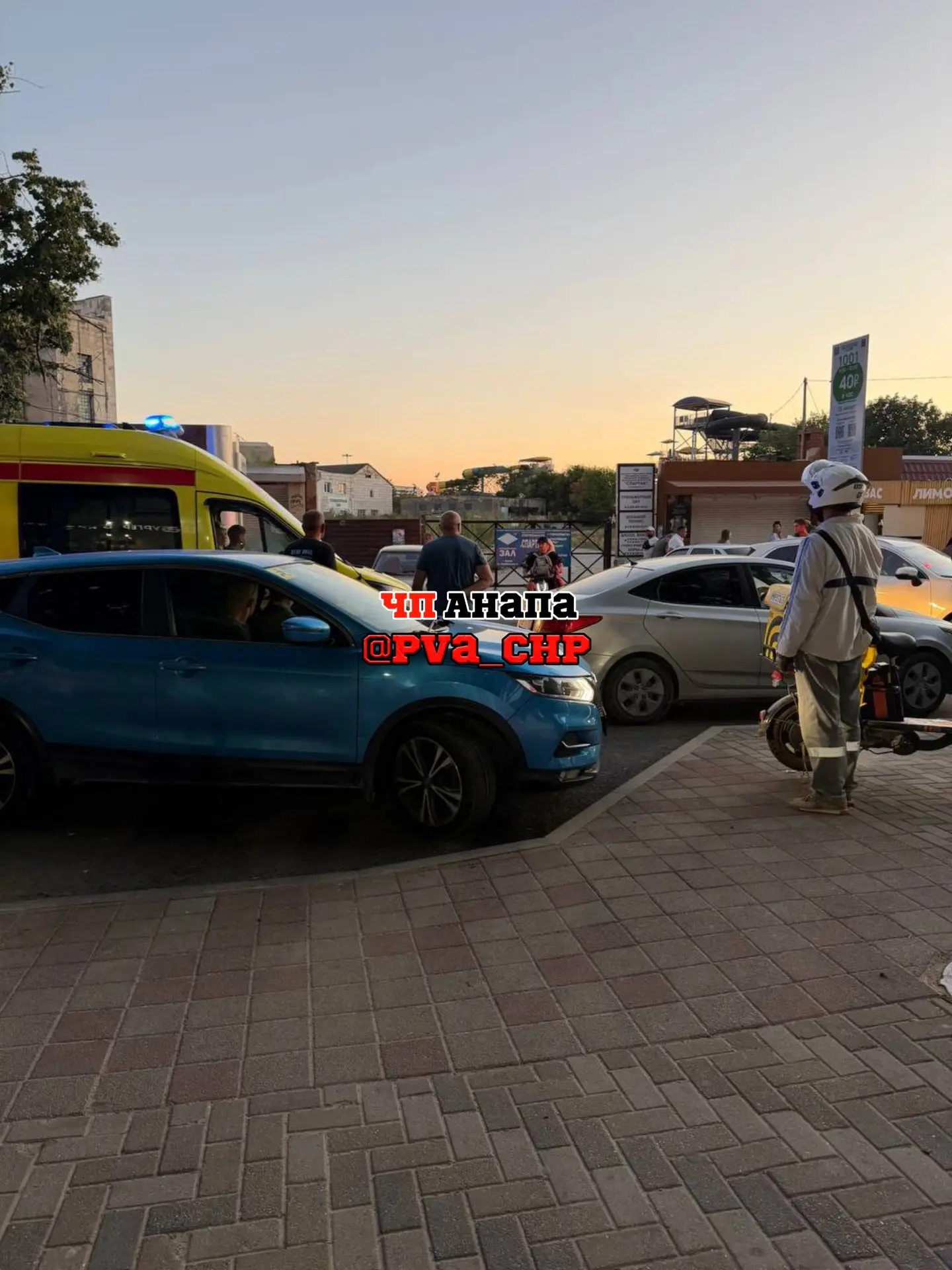 На Гребенской скорая не может проехать из-за припаркованных машин

На улице Гребенской автомобилю ск