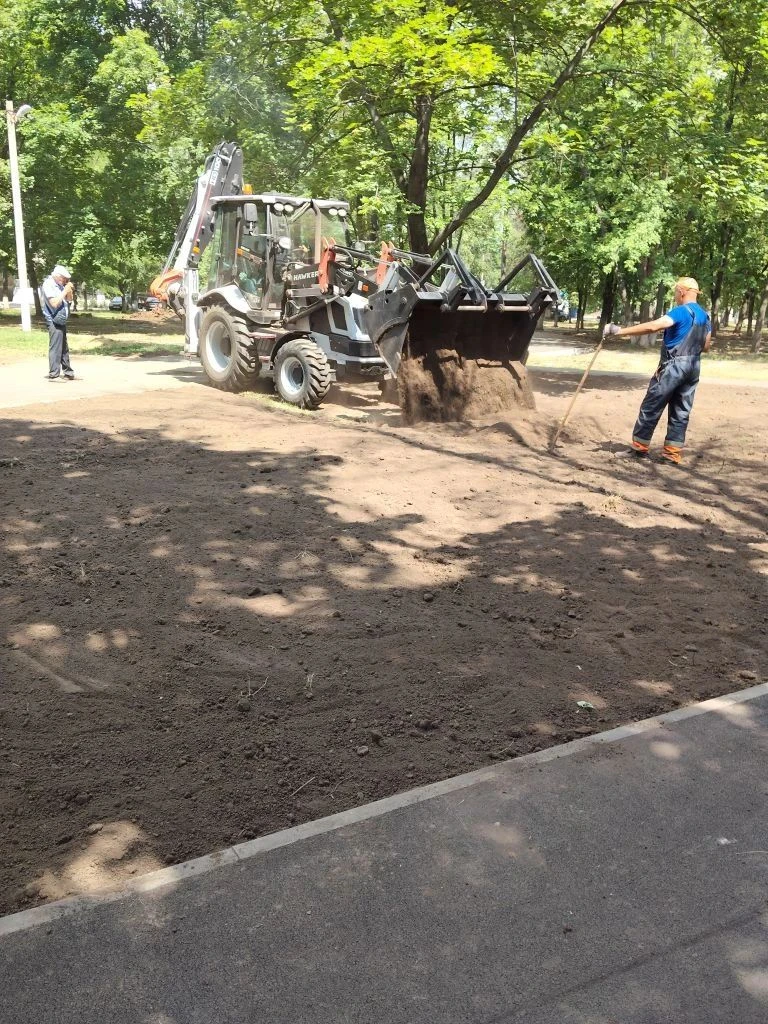 В рамках реализации проекта по благоустройству в городе Суходольск продолжаются работы в сквере имен