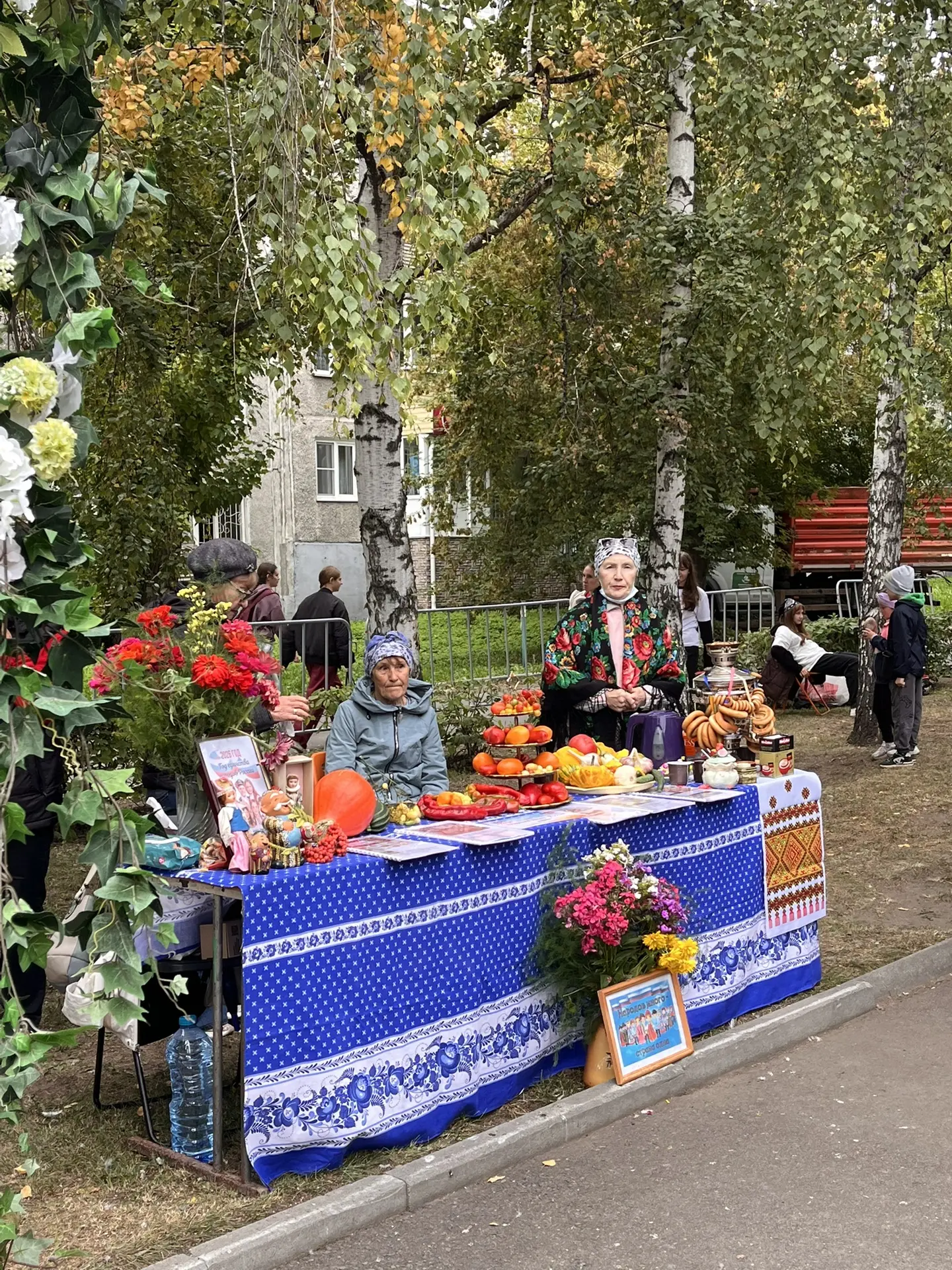 Праздничные мероприятия проходят в сквере 60-летия СССР на пересечении ул. Молодежной и...