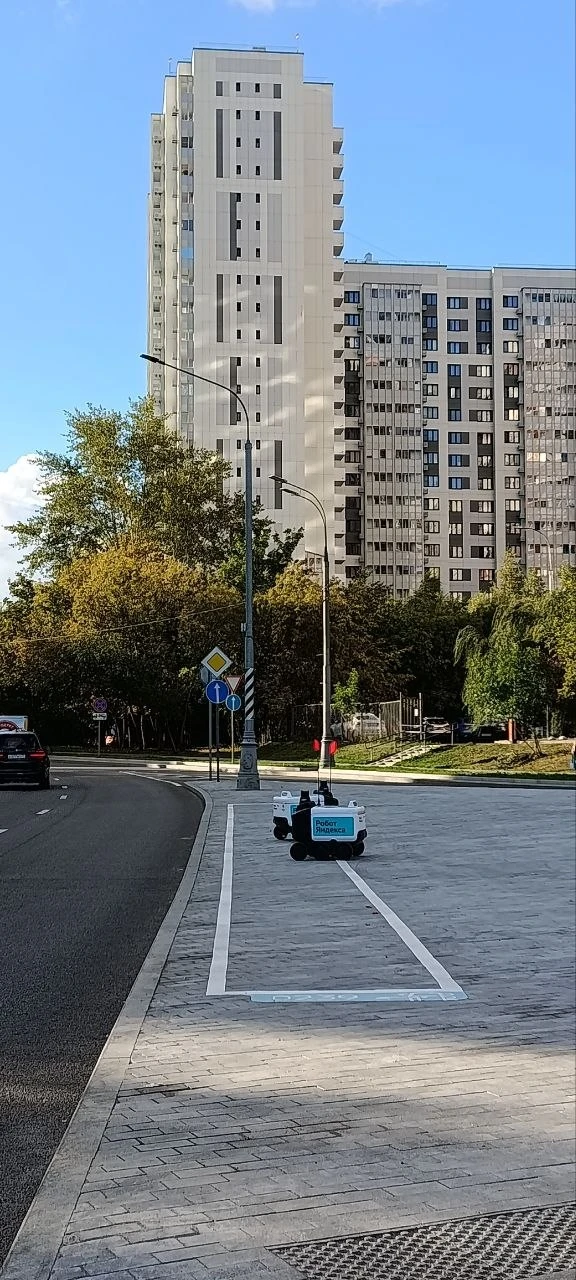 🤖 На Веерной появилась стоянка для роботов-доставщиков