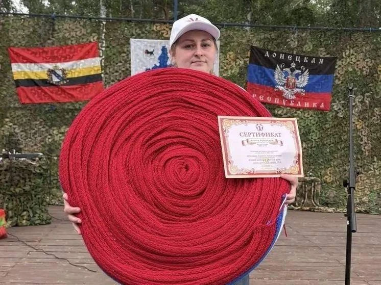 🧶 Иркутянка связала 98-метровый триколор и установила рекорд