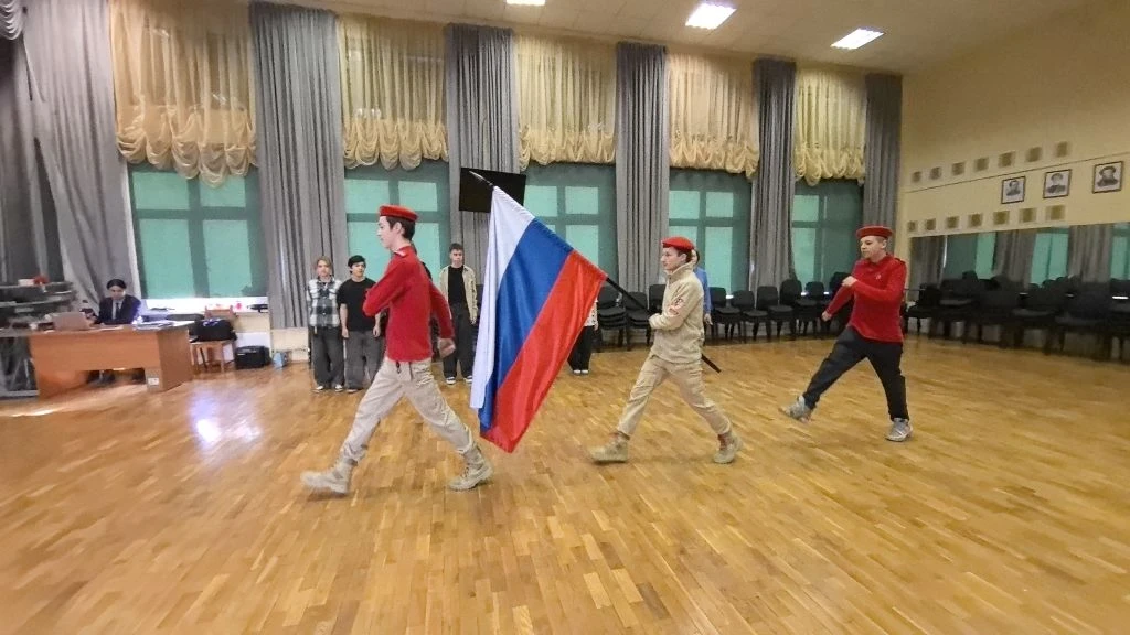 Торжественная церемония поднятия флага: честь и гордость школы  Каждый понедельник в нашей школе нач