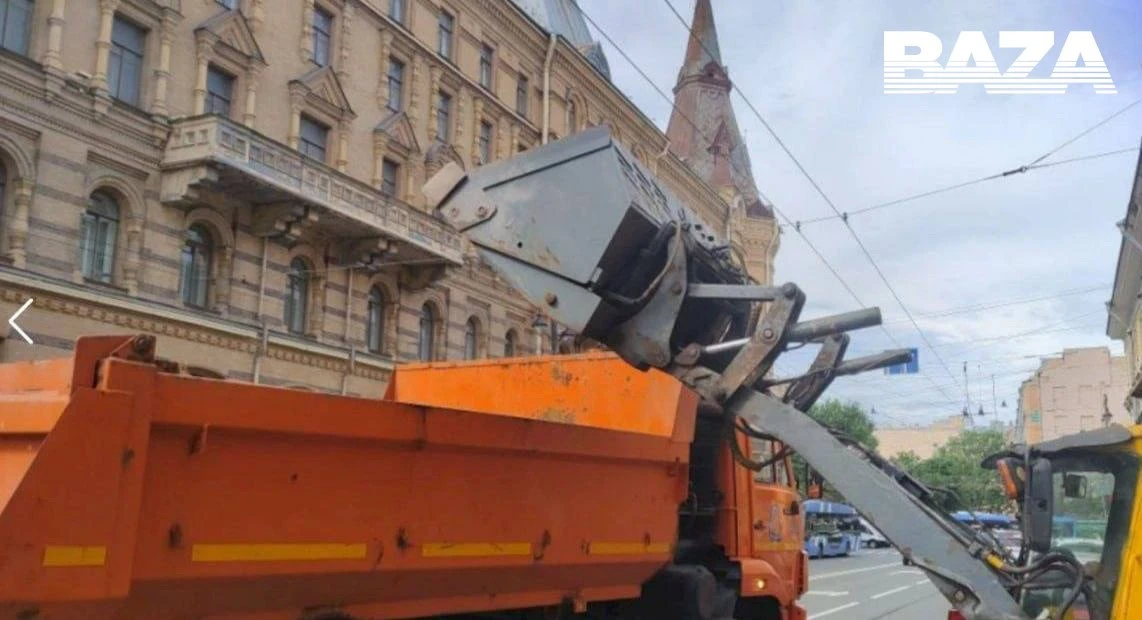 Летние учения по уборке снега провели петербургские коммунальщики.