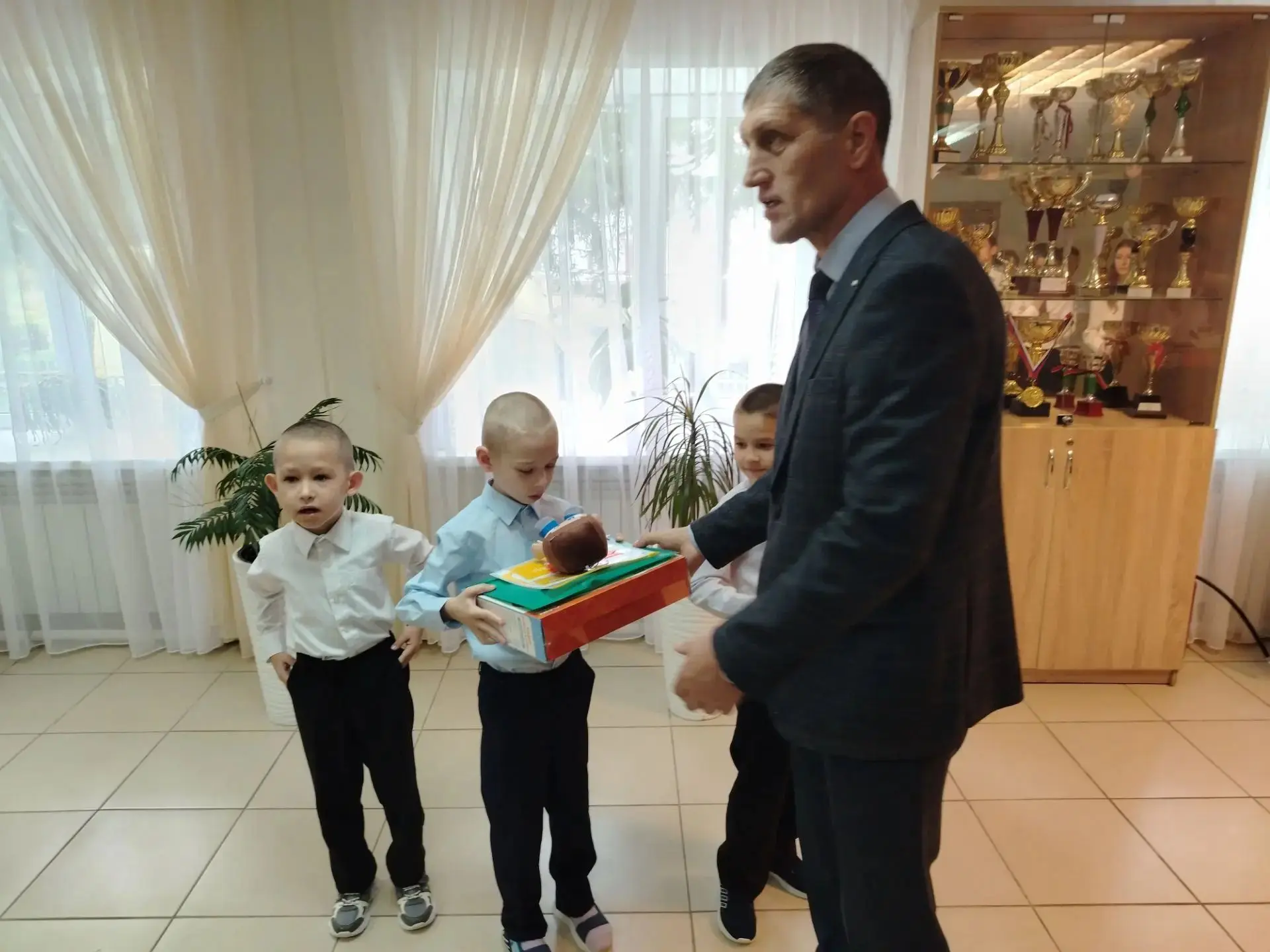 Сегодня на линейке у наших первоклассников случилось настоящее маленькое волшебство! Во...