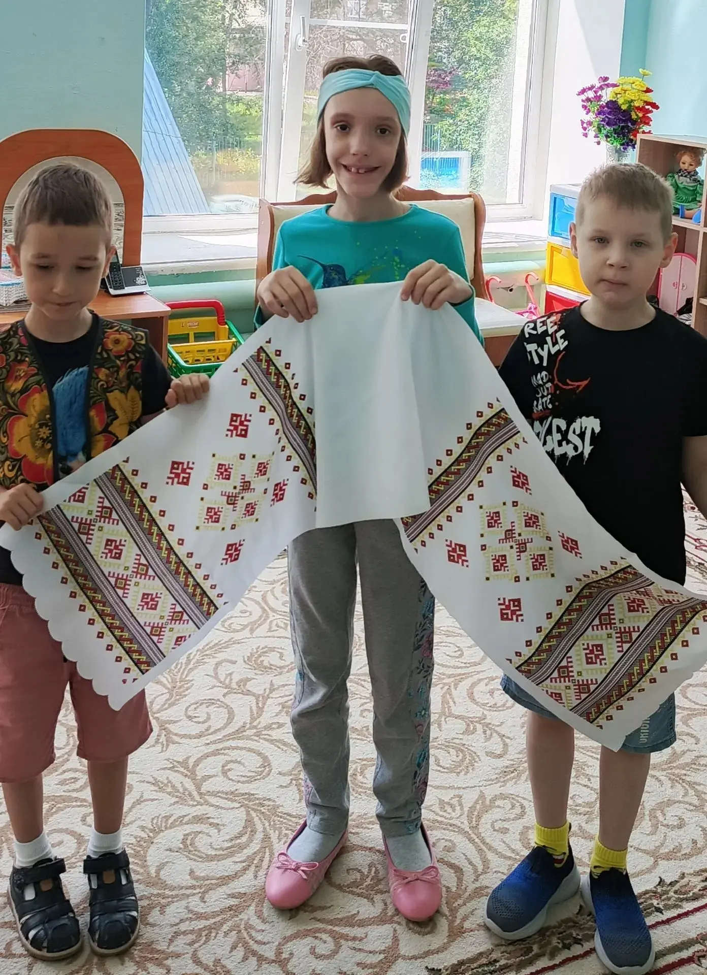 В нашем детском саду особенный, душевный и очень звонкий день — единый день фольклора! Ребята с огро