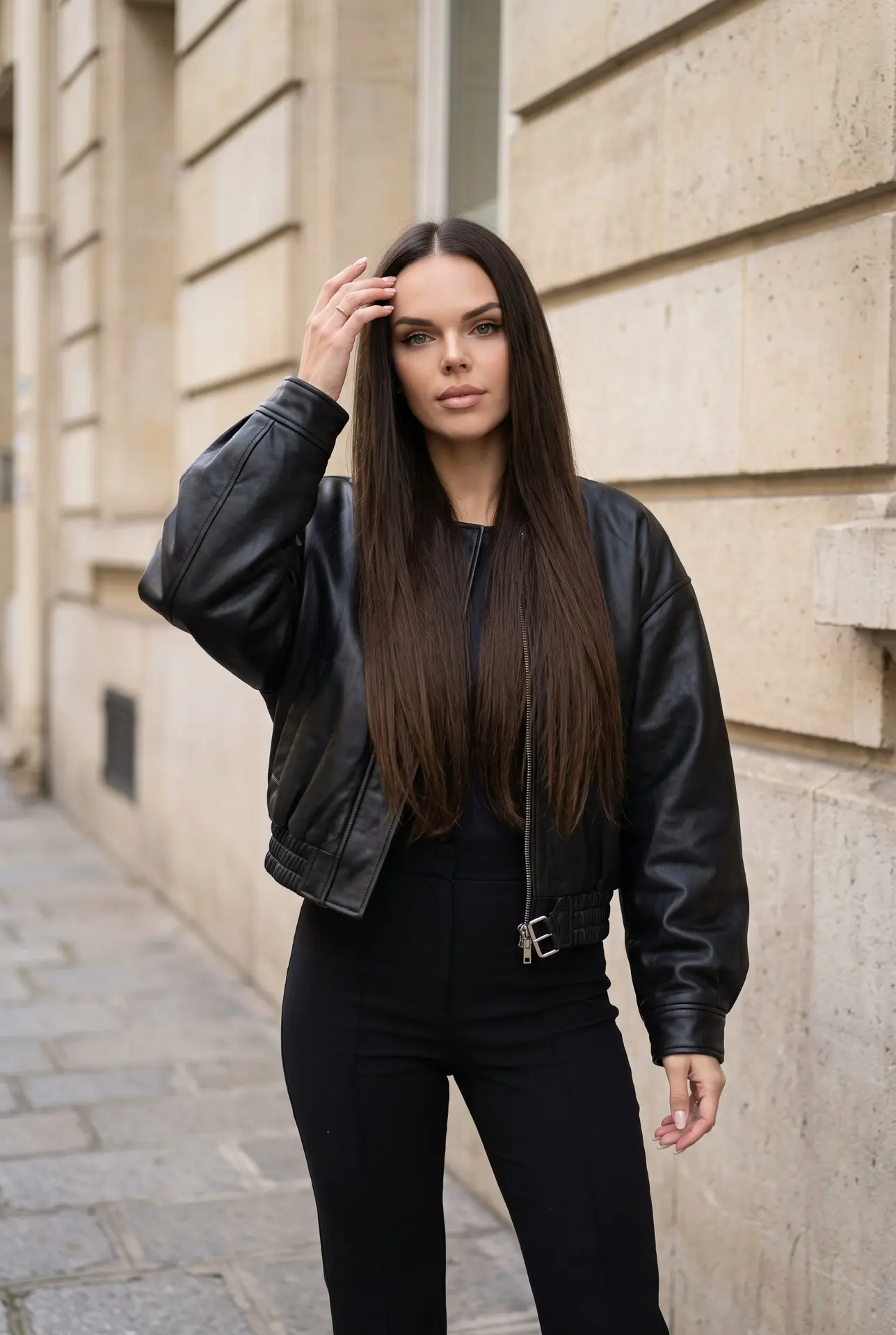 Фотореалистичная городская fashion-фотография женщины возле фасада здания из светлого б...