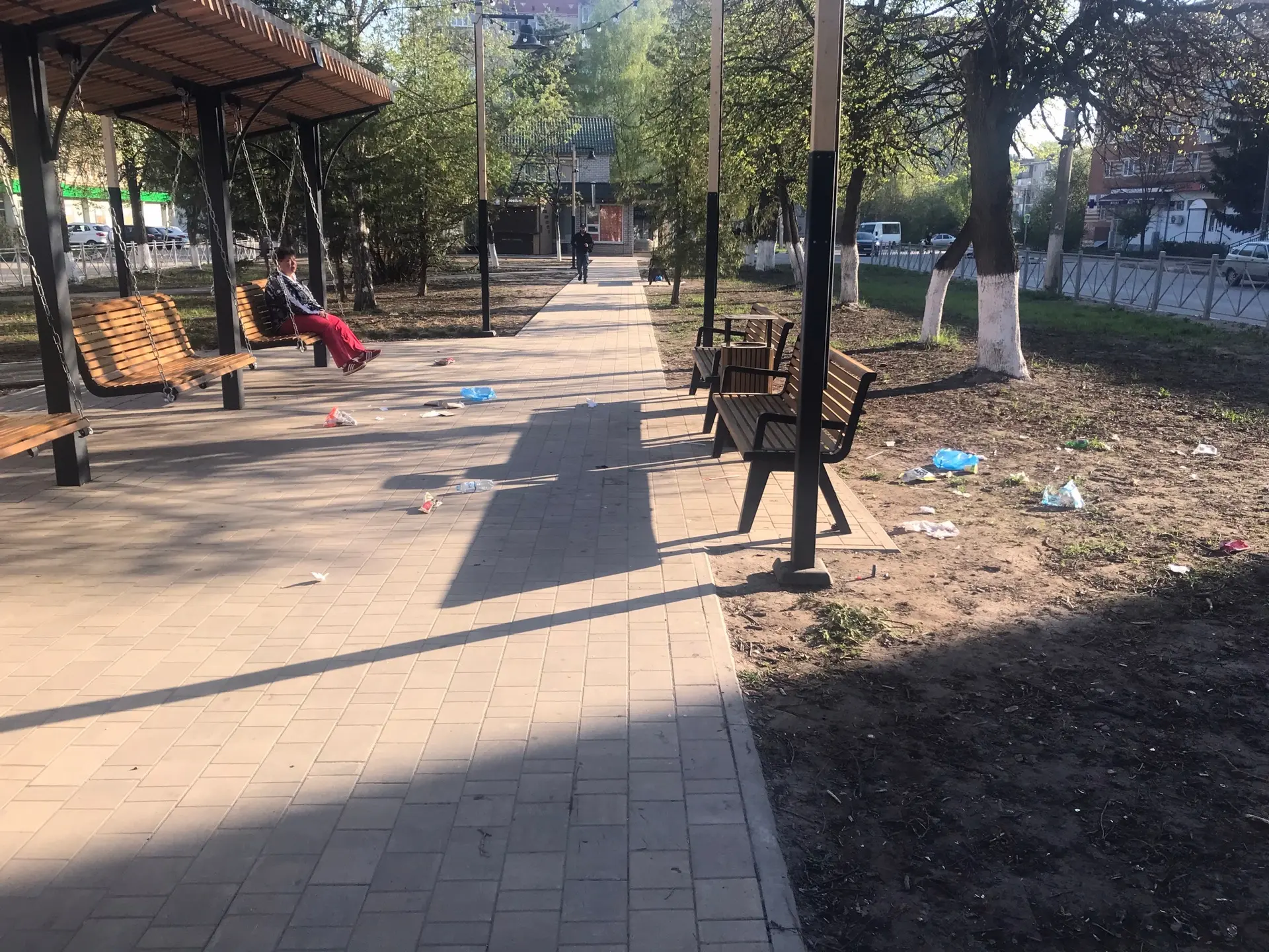 Не хватает в липовом сквере постоянной чистоты и порядка, а ещё цветов очень хочется или газона хотя