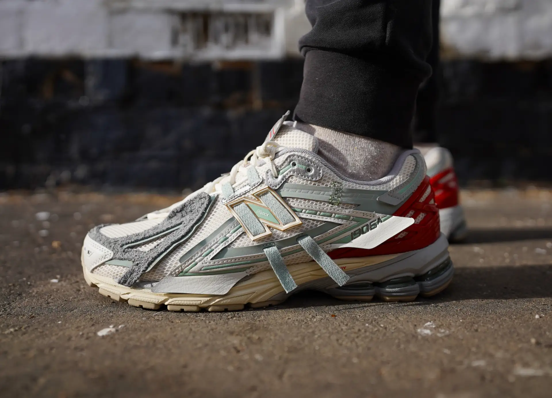 New Balance 1906R в дофаминово-пушечной расцветке