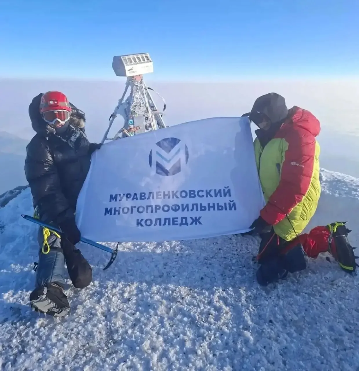 Преподаватель из Муравленко покорил Эльбрус. Дмитрий Баязитов — начальник центра карьер...