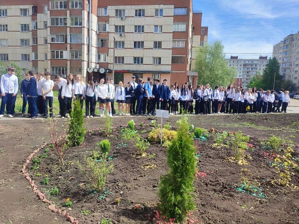 ️Клумба Памяти Дмитрия Нурбаева  🇷🇺У дома выпускника Лицея №155  Дмитрия Нурбаева, погибшего в ходе 