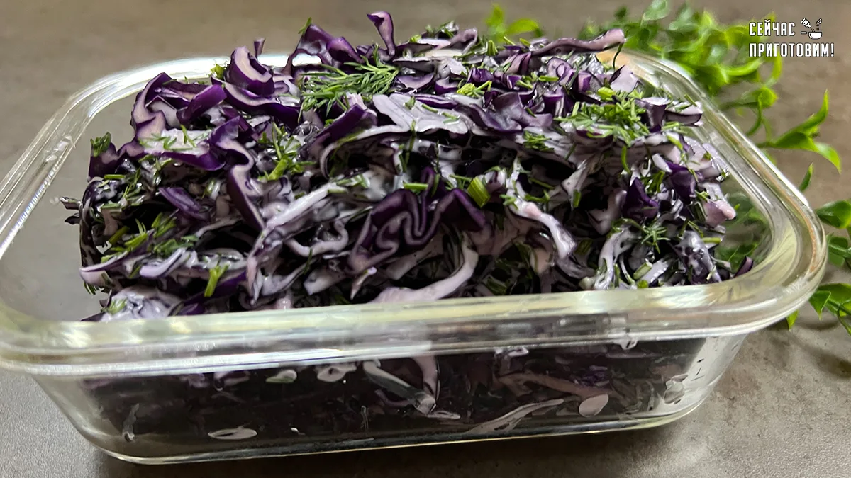 Один салат — три разных вкуса: готовлю сочную краснокочанную капусту и делюсь вариантами заправок (о