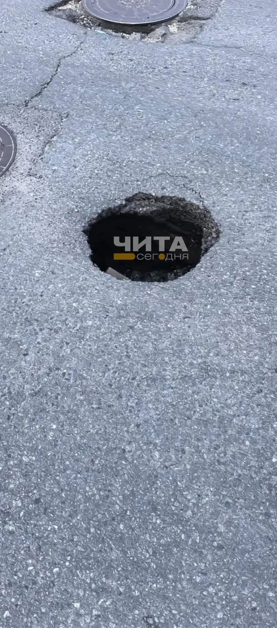 «Портал в ад»: на рынке в центре дороги образовалась глубокая яма без предупреждающих знаков

Не уст