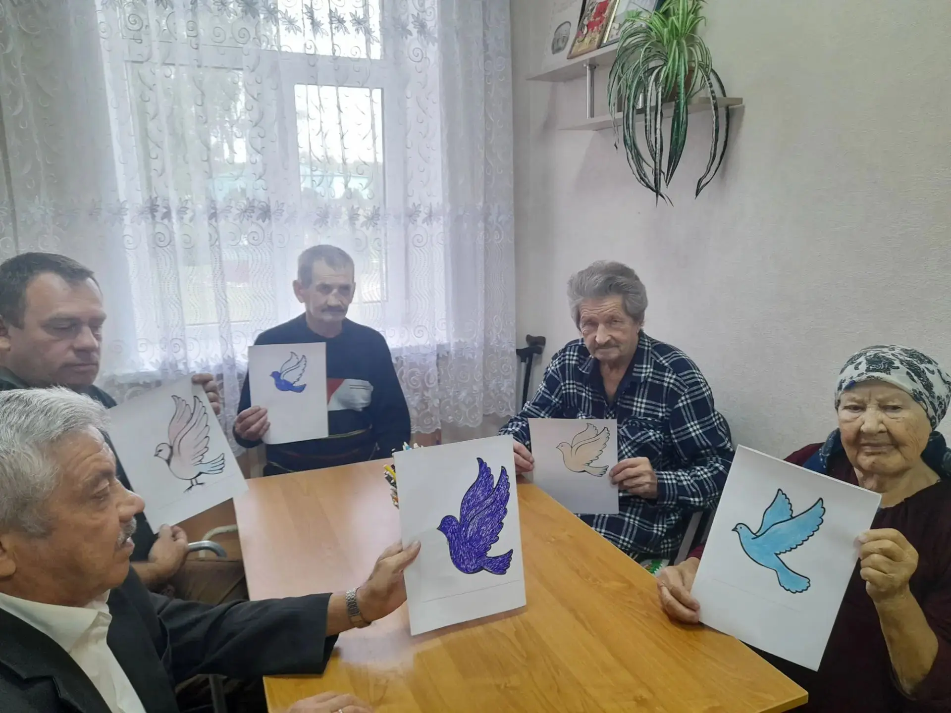 В Алексеевском дом-интернате для престарелых и инвалидов прошло занятие по изотерапии. ...