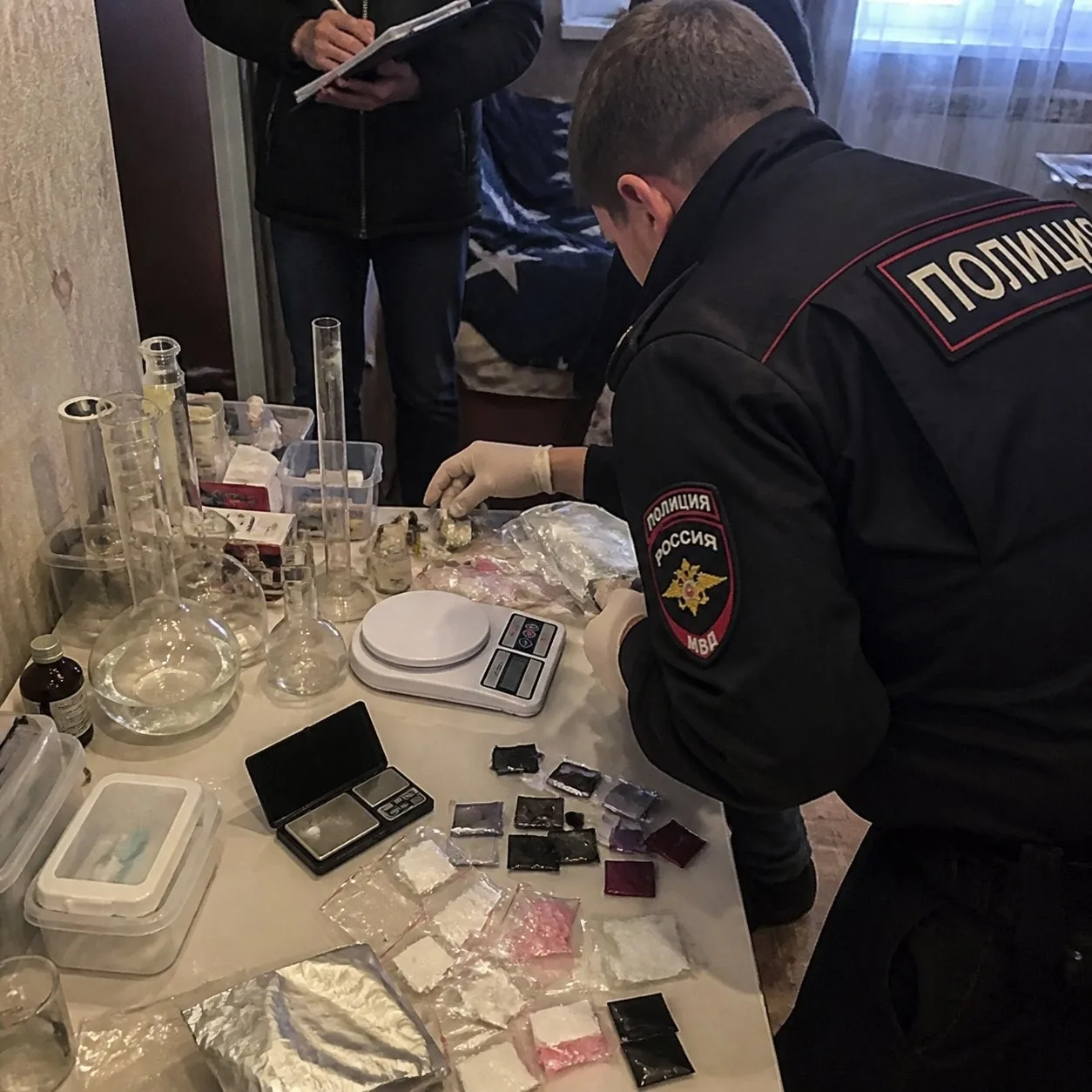 🧪Колбы, весы и странные пакетики: полицейские нагрянули с обыском в одну из квартир в ...