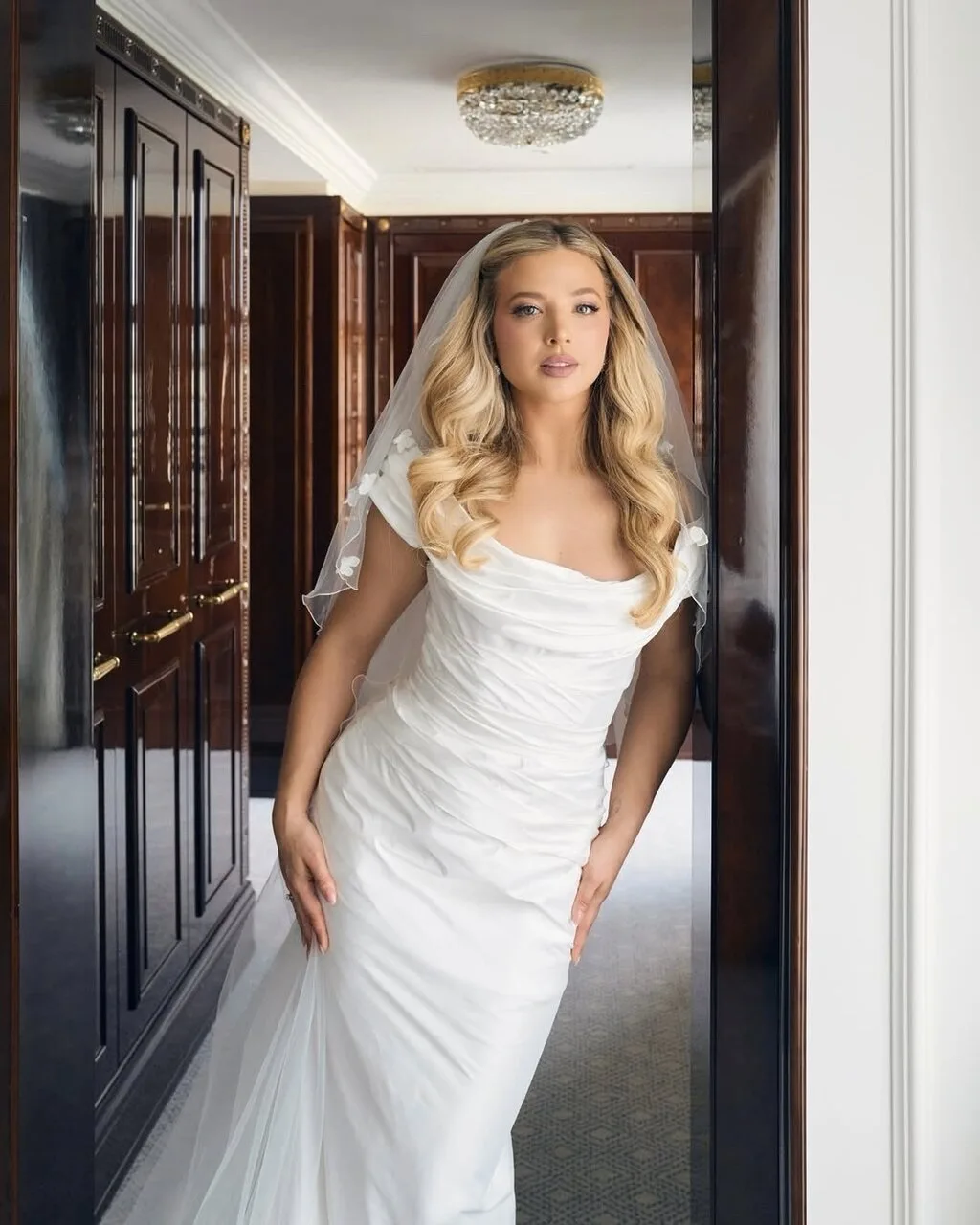 Аня Pokrov показала, каким было её утро невесты 👰🏼‍♀

На фото подготовка, эмоции и, конечно, главн