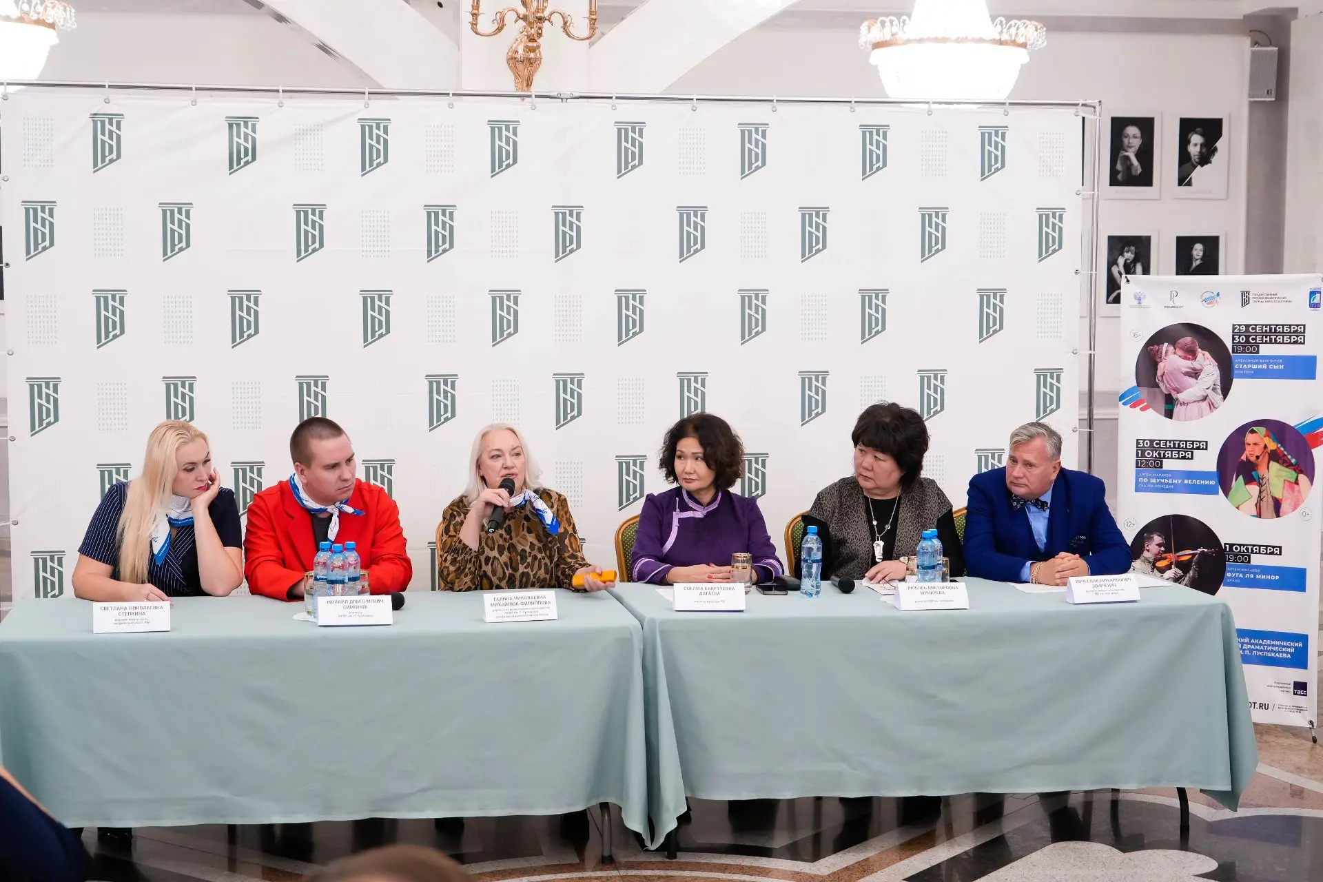 Сегодня в нашем театре прошла пресс-конференция, посвящённая гастролям Луганского акаде...