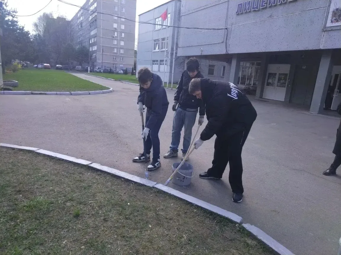 Благодаря прекрасной погоде на субботник сегодня вышли 10А и 7Л4 классы. Продолжаем наводить чистоту