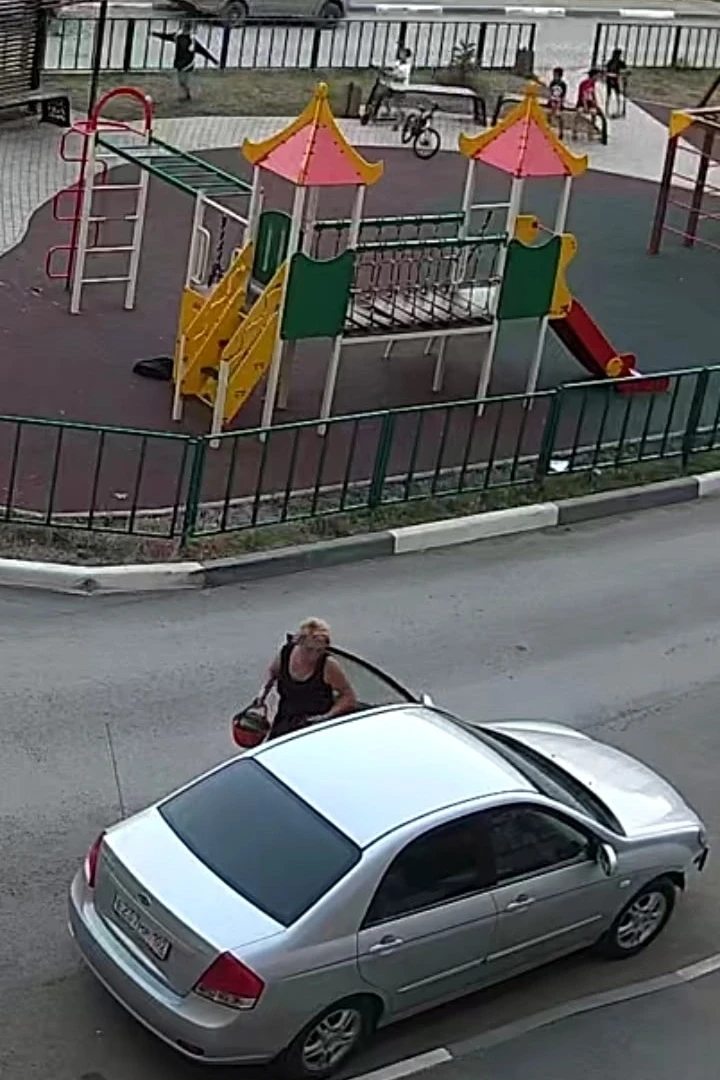 Анонимно. В данном дворе и так с парковкой проблемы, так эта дама не в первый раз так с...