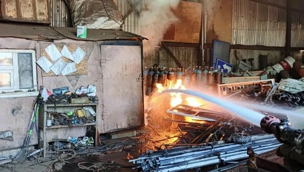 Пожарные потушили здание и четыре горящих пропановых баллона в Барнауле.