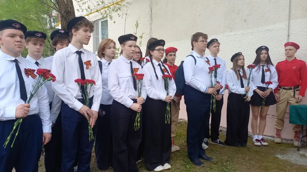 Память, высеченная в камне: в Красногорске открыли мемориальные доски героям‑выпускникам В канун Дня