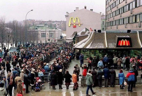 Очередь у первого McDonald's в Москве, 1990 год. 🕊