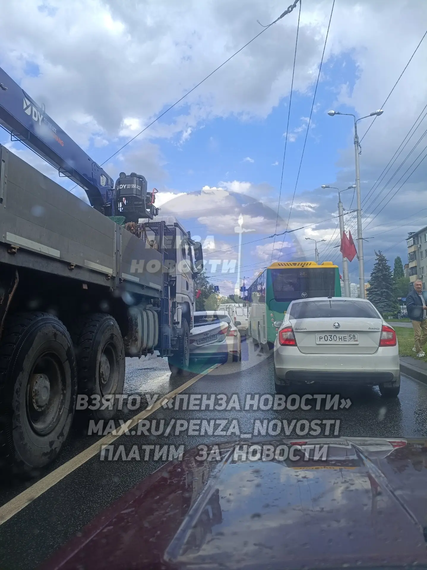 Когда не думаешь о мёртвой зоне и лезешь в перестроение перед высоким большегрузом