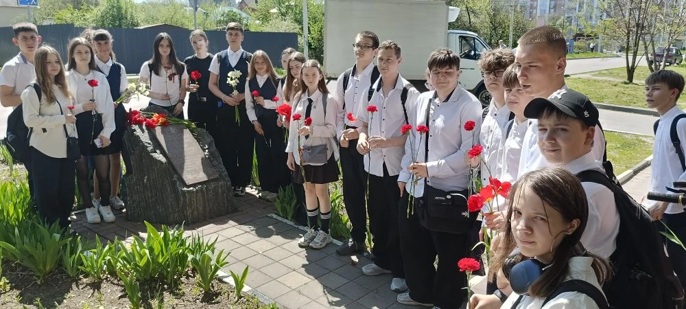 Возложение цветов к памятникам – больше, чем традиция! 👏  Это важный момент воспитания: через такие 