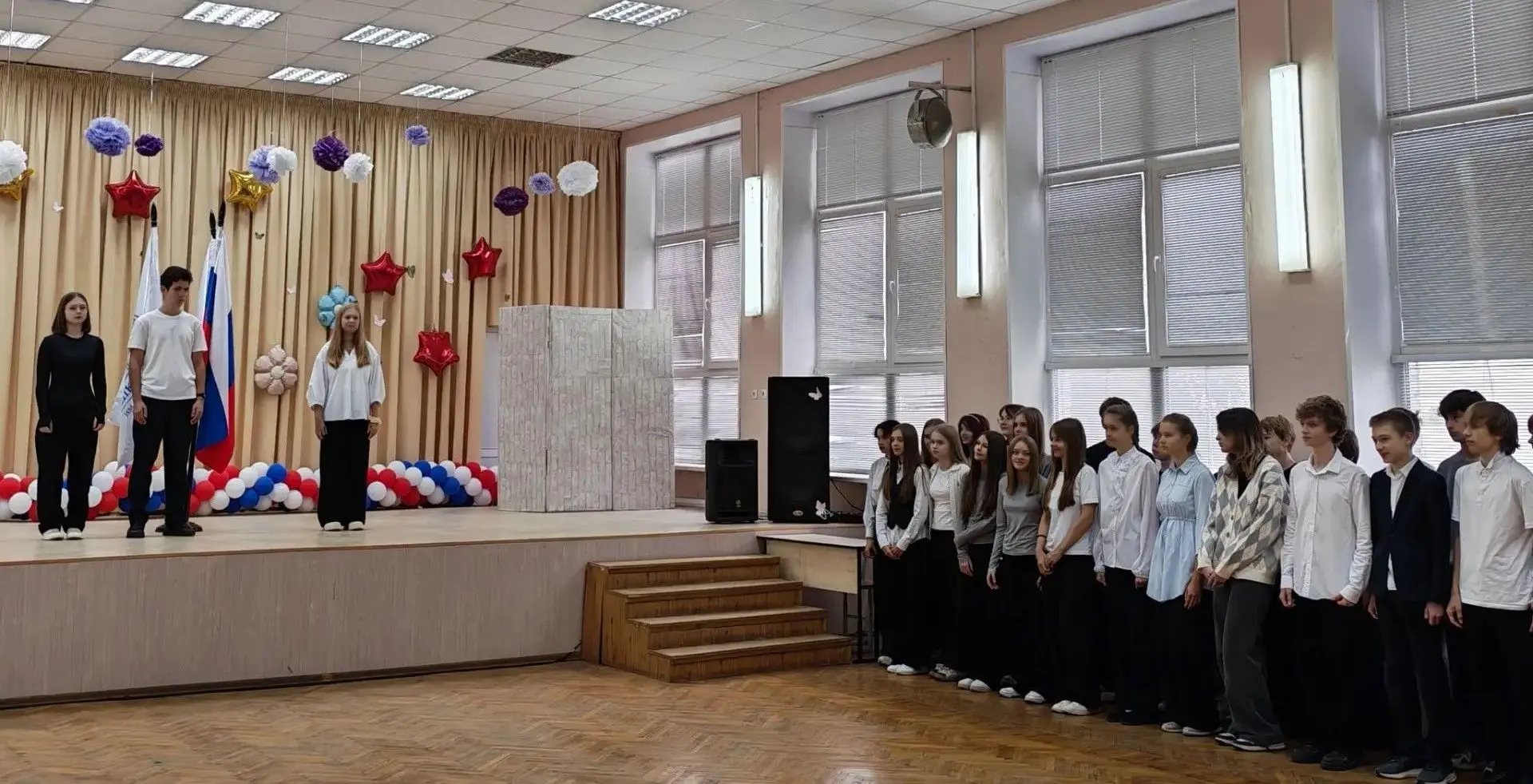 Понедельник, 28 октября. Утро нашей школы традиционно началось с торжественной линейки!