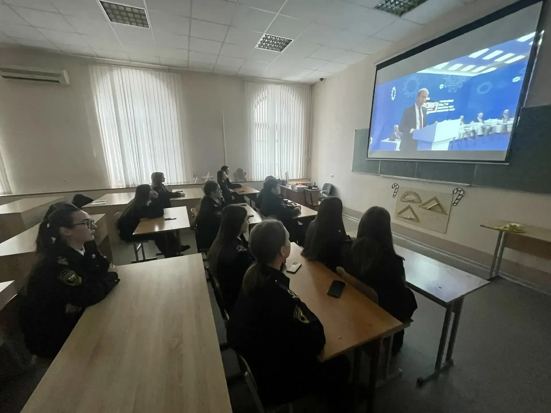 В рамках проведения еженедельного элективного курса "Разговоры о важном" в учебных группах Транспорт