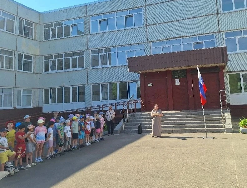 Утро в лагере — это всегда особенное время. Сегодня оно началось с торжественной церемонии поднятия 