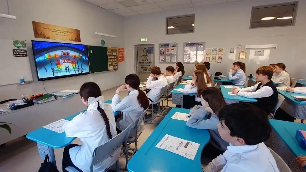 🇷🇺 ТРАДИЦИОННАЯ ЛИНЕЙКА | РАЗГОВОРЫ О ВАЖНОМ 🇷🇺  Учебная неделя началась с торжественной церемонии в