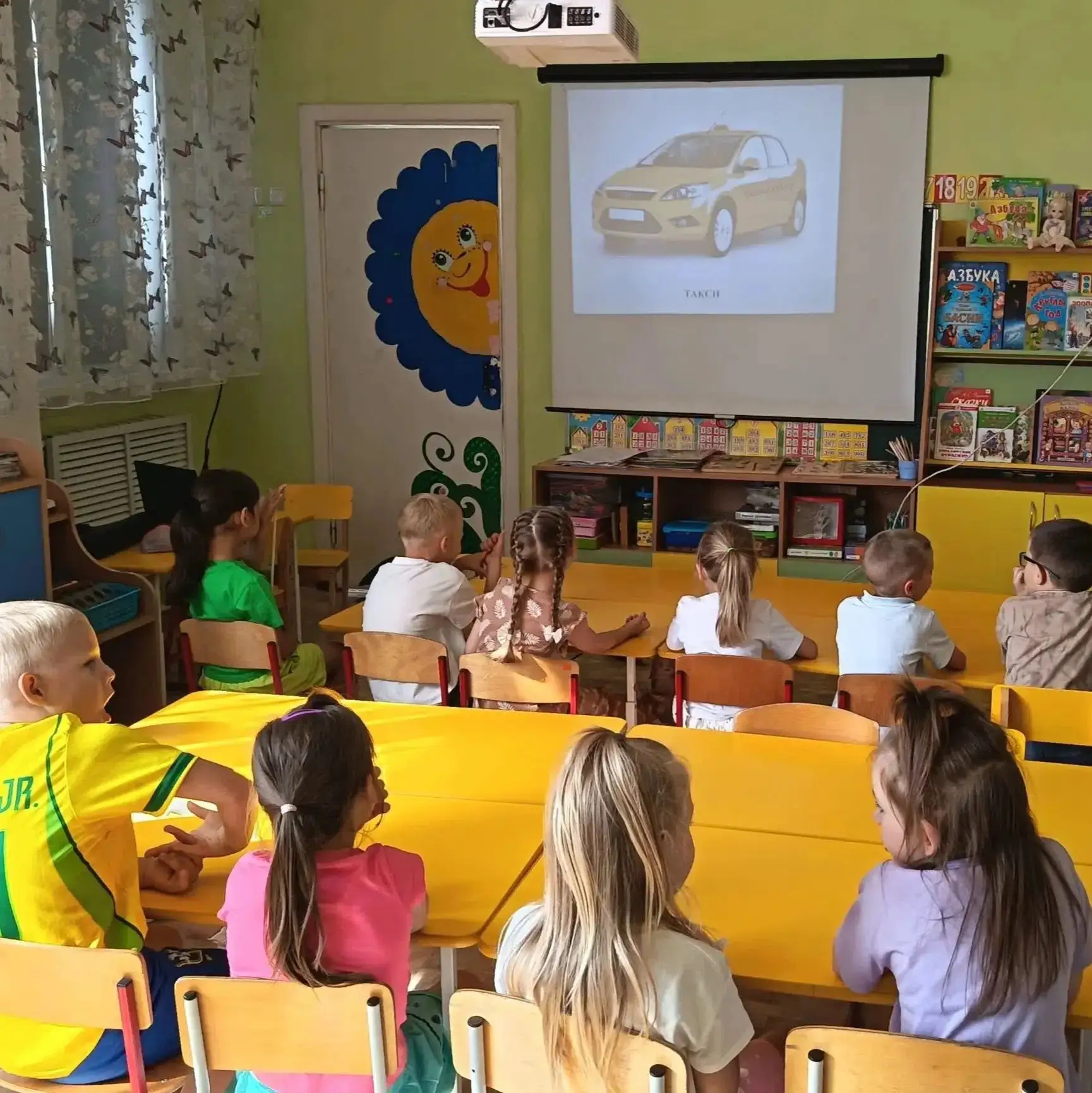Лето - пора отдыха и развлечений.
 Но необходимо не забывать о правилах дорожного движения.
 Ребята 