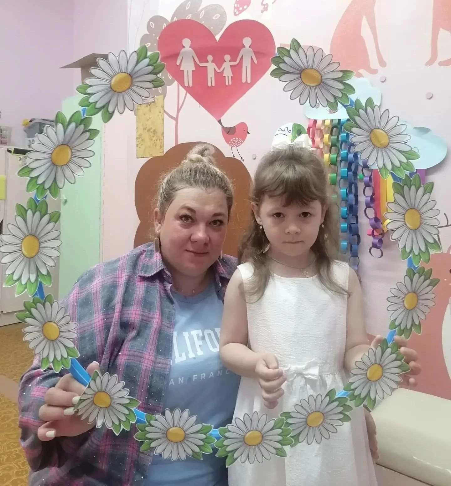 К всероссийскому "Дню семьи, любви и верности" дети создали большой коллективный плакат. В центре ко