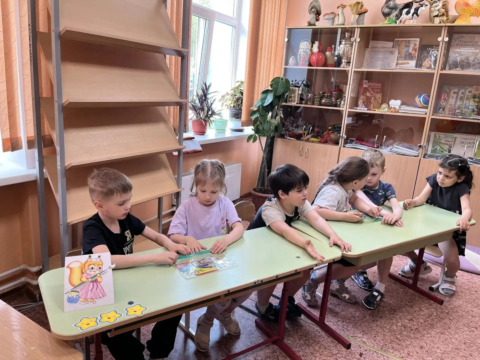 С воспитанниками старшей группы "Ромашка" было проведено итоговое занятие в форме КВН. ...