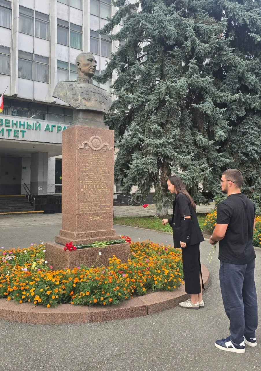 ✨ Помнить историю и своих Героев: студенты и сотрудники Горского ГАУ возложили цветы к ...